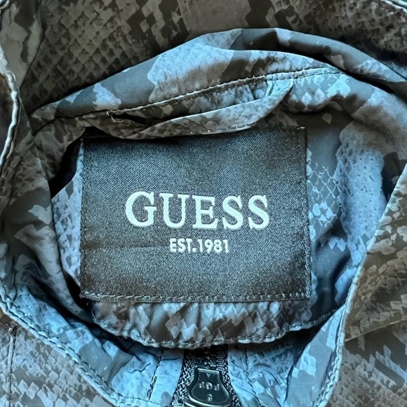 GUESS Women’s Gray Snakeskin Windbreaker Size Small - Picture 10 of 11